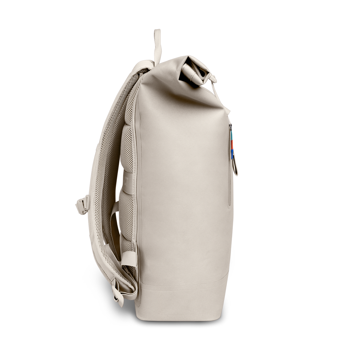 ROLLTOP LITE Rucksack in soft shell (warmes Cremeweiß) als Seitenansicht.
