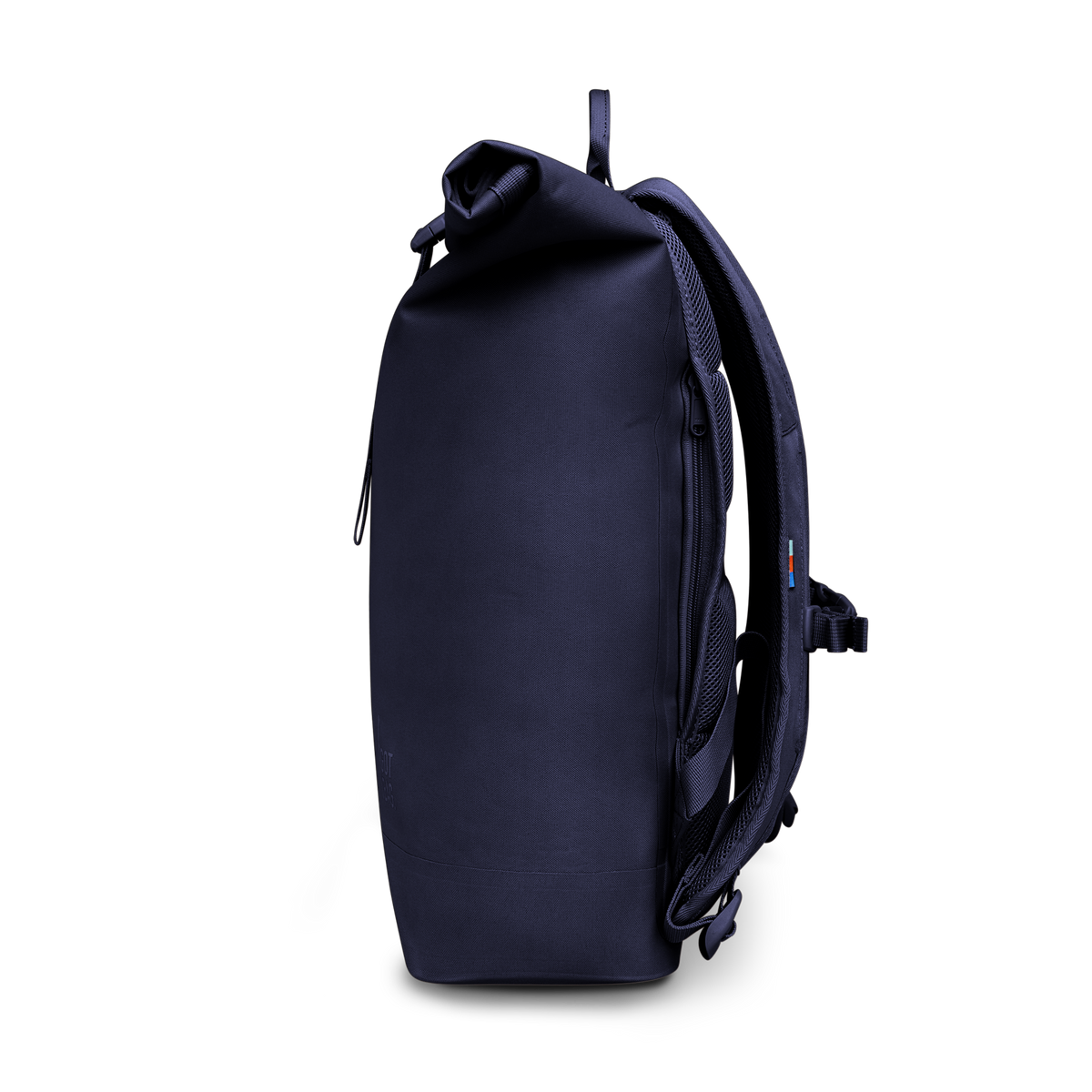 ROLLTOP LITE Rucksack in tide (tiefes Dunkelblau mit Lilastich) in Seitenansicht.
