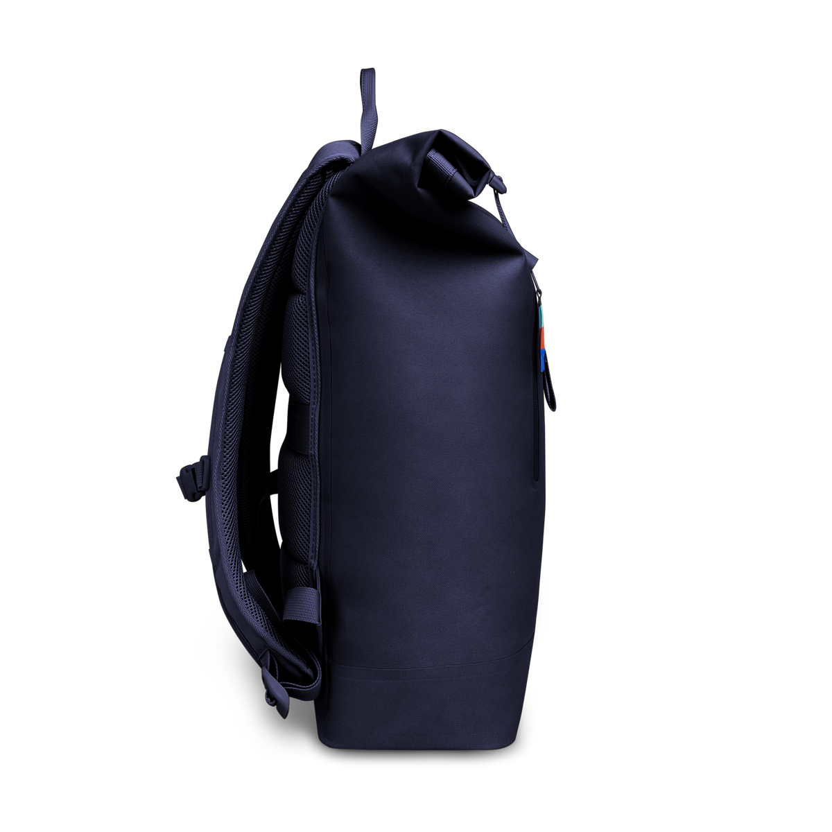 ROLLTOP LITE 2.0 Rucksack in tide (tiefes Dunkelblau mit Lilastich) in Seitenansicht.