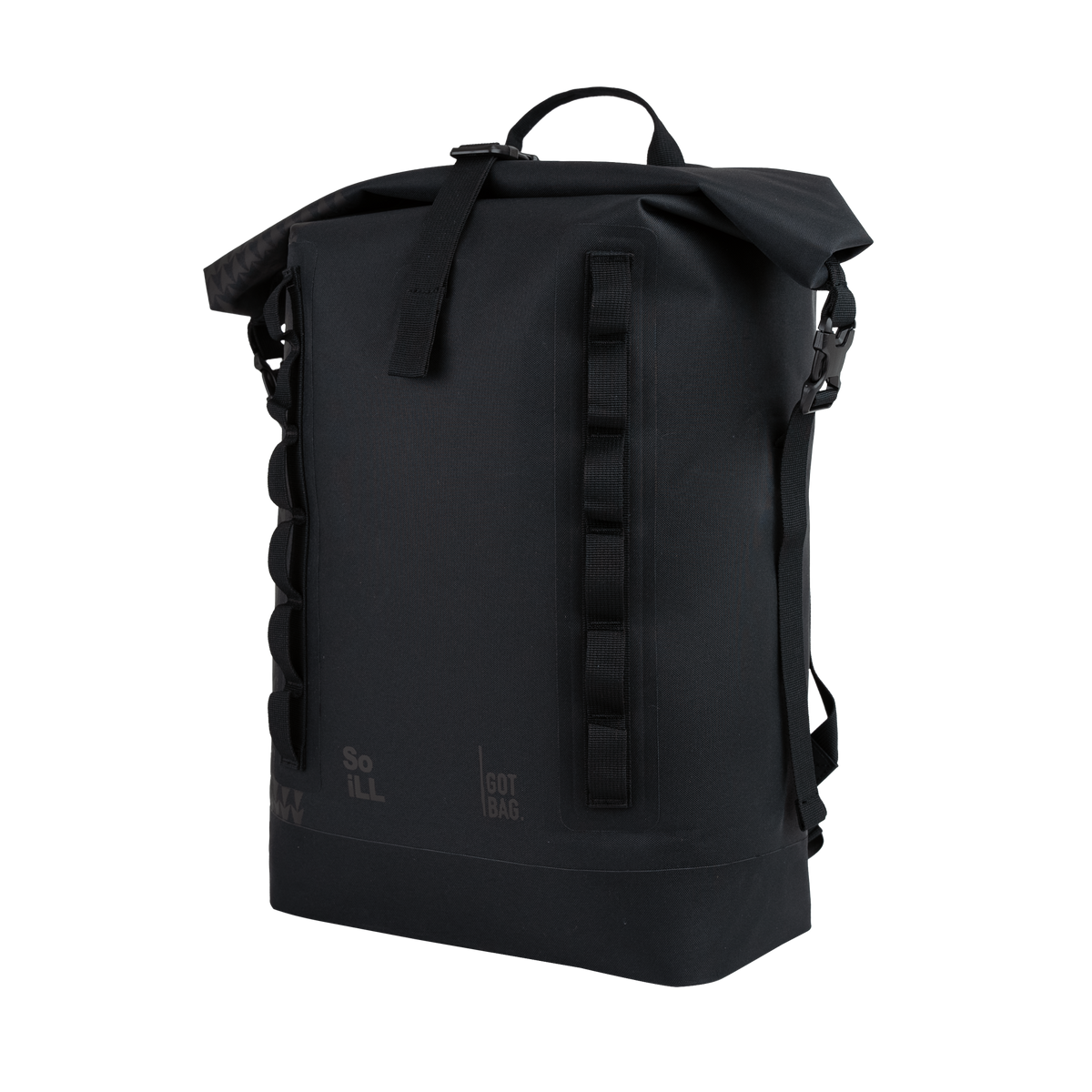 ROLLTOP ON THE ROAM Rucksack in black (Schwarz) als Studioaufnahme in diagonaler Ansicht.
