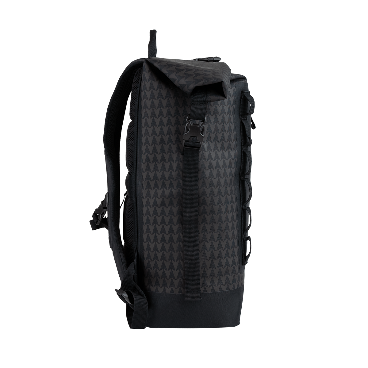 ROLLTOP ON THE ROAM Rucksack in black (Schwarz) als Studioaufnahme in Seitenansicht.