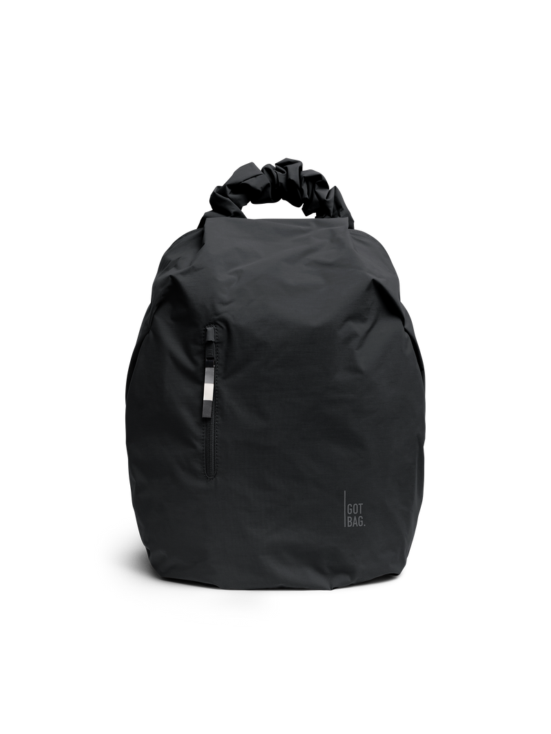 RUFFLE PACK Rucksack in black (Schwarz) als Studioaufnahme in Frontansicht.