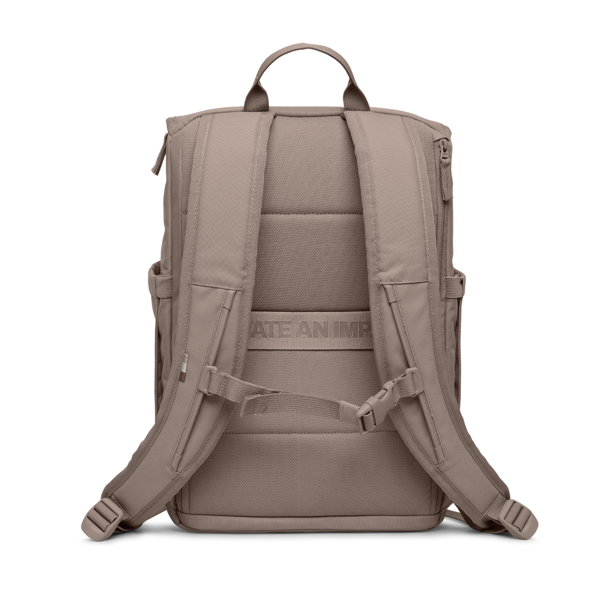 SERENE PACK Rucksack in oyster (klassisches Taupe-Braun) in Rückansicht.