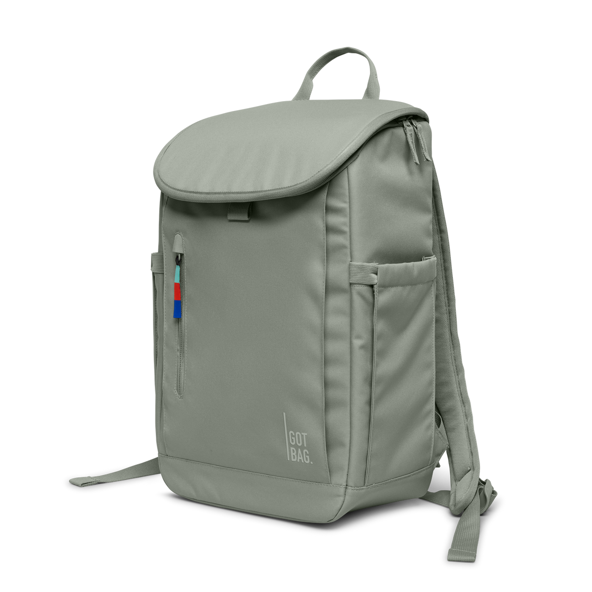 SERENE PACK Rucksack in bass (Salbeigrün) in diagonaler Ansicht.