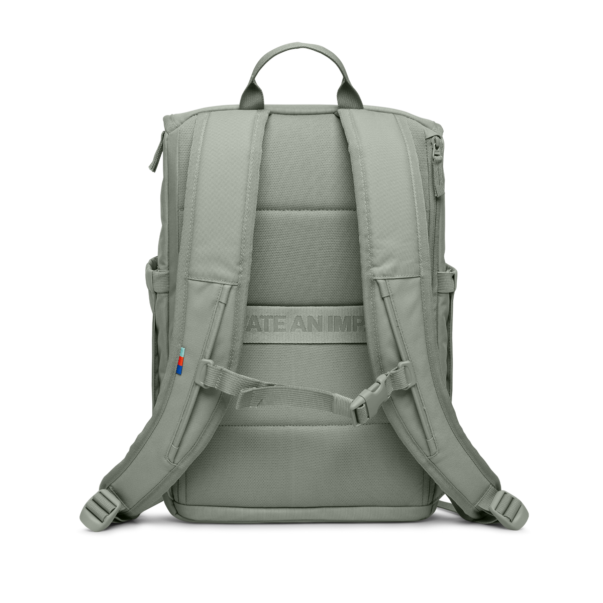 SERENE PACK Rucksack in bass (Salbeigrün) als Studioaufnahme in Rückenansicht.