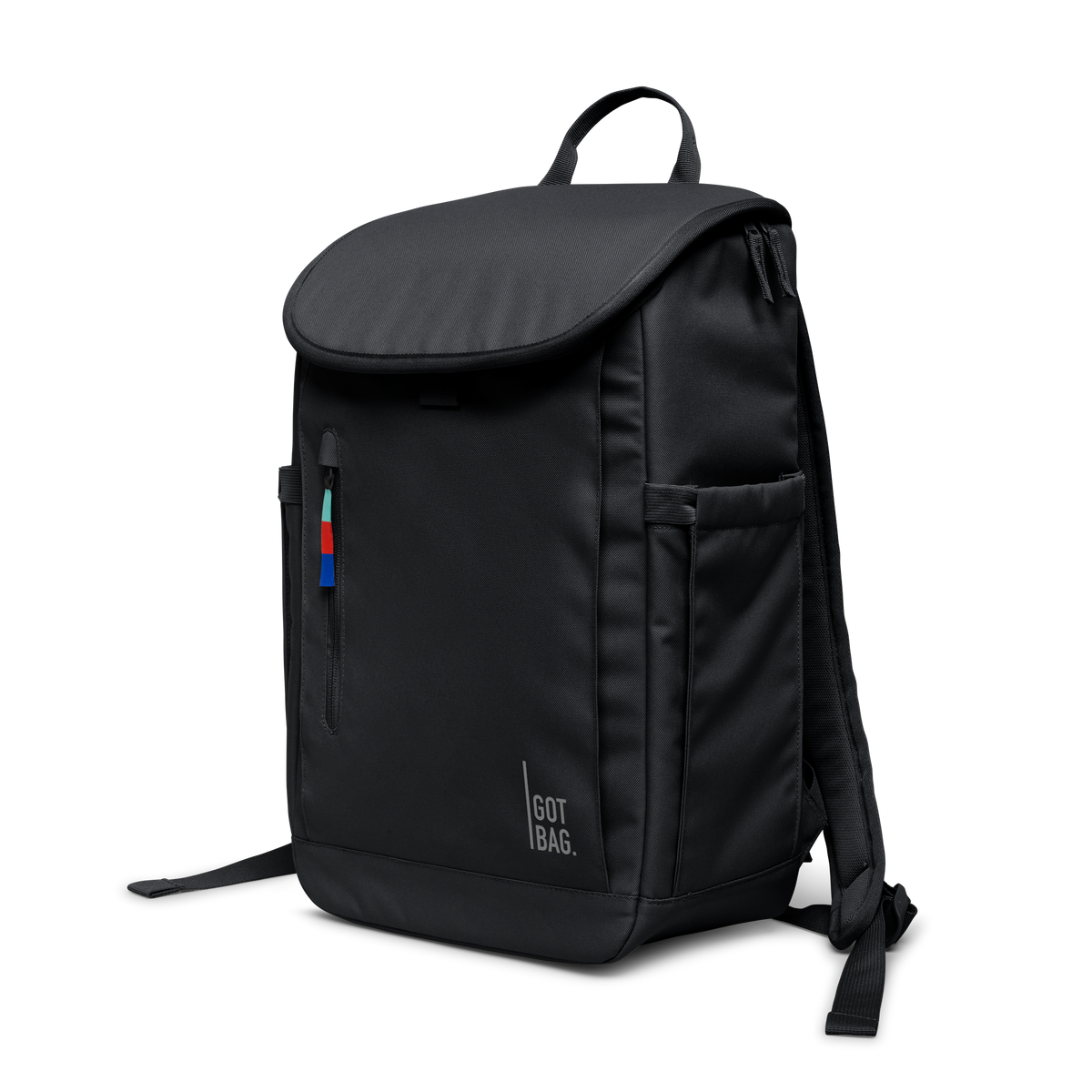 SERENE PACK Rucksack in black (Schwarz) als Studioaufnahme in diagonaler Ansicht.
