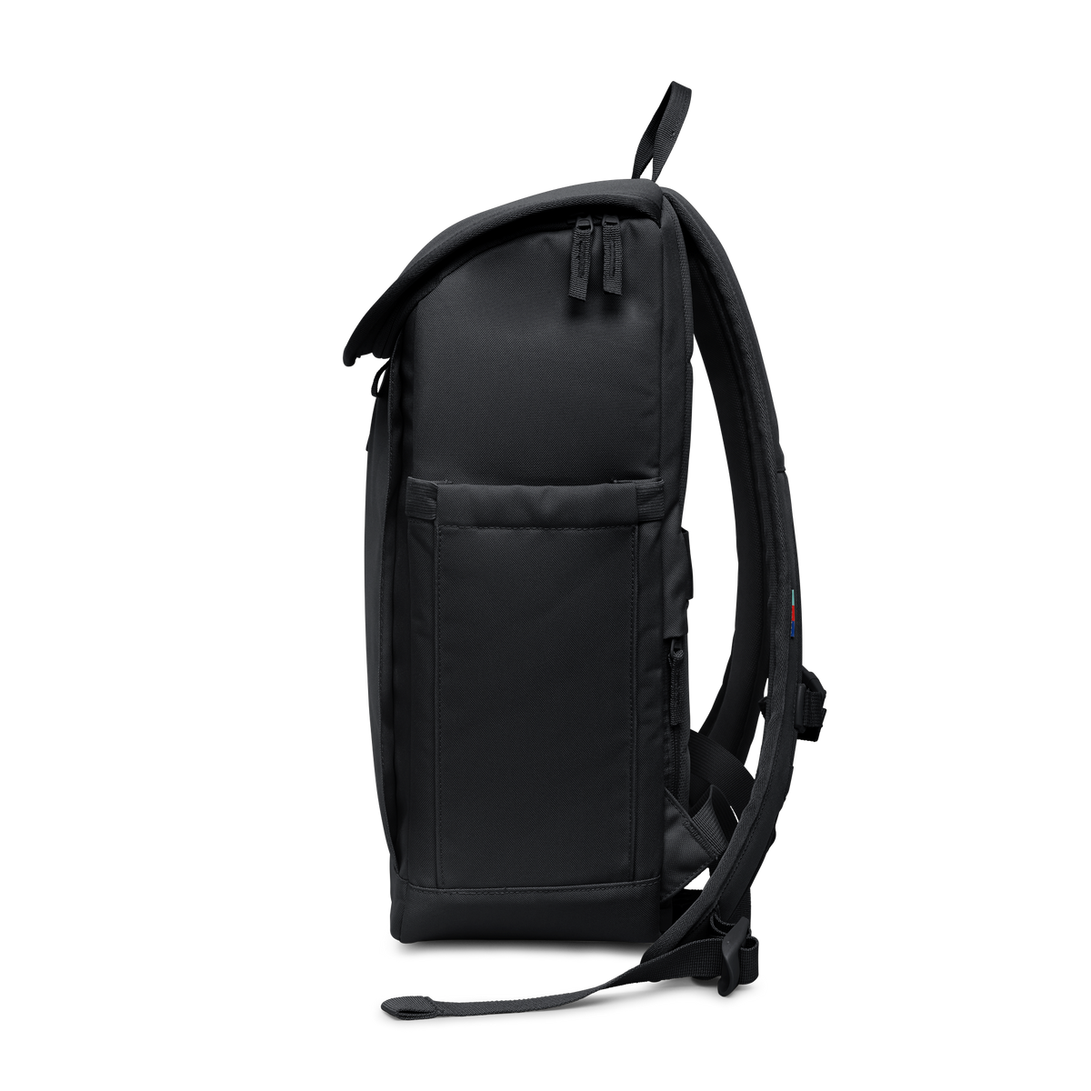 SERENE PACK Rucksack in black (Schwarz) als Studioaufnahme in Seitenansicht.