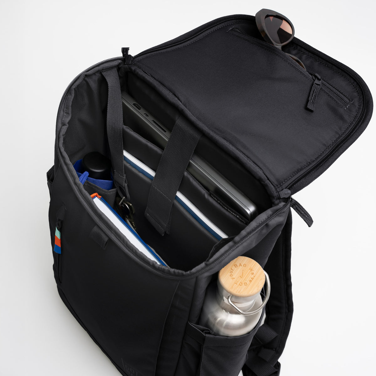 SERENE PACK Rucksack in black (Schwarz), Innenansicht mit Laptop und weiteren Gegenständen.
