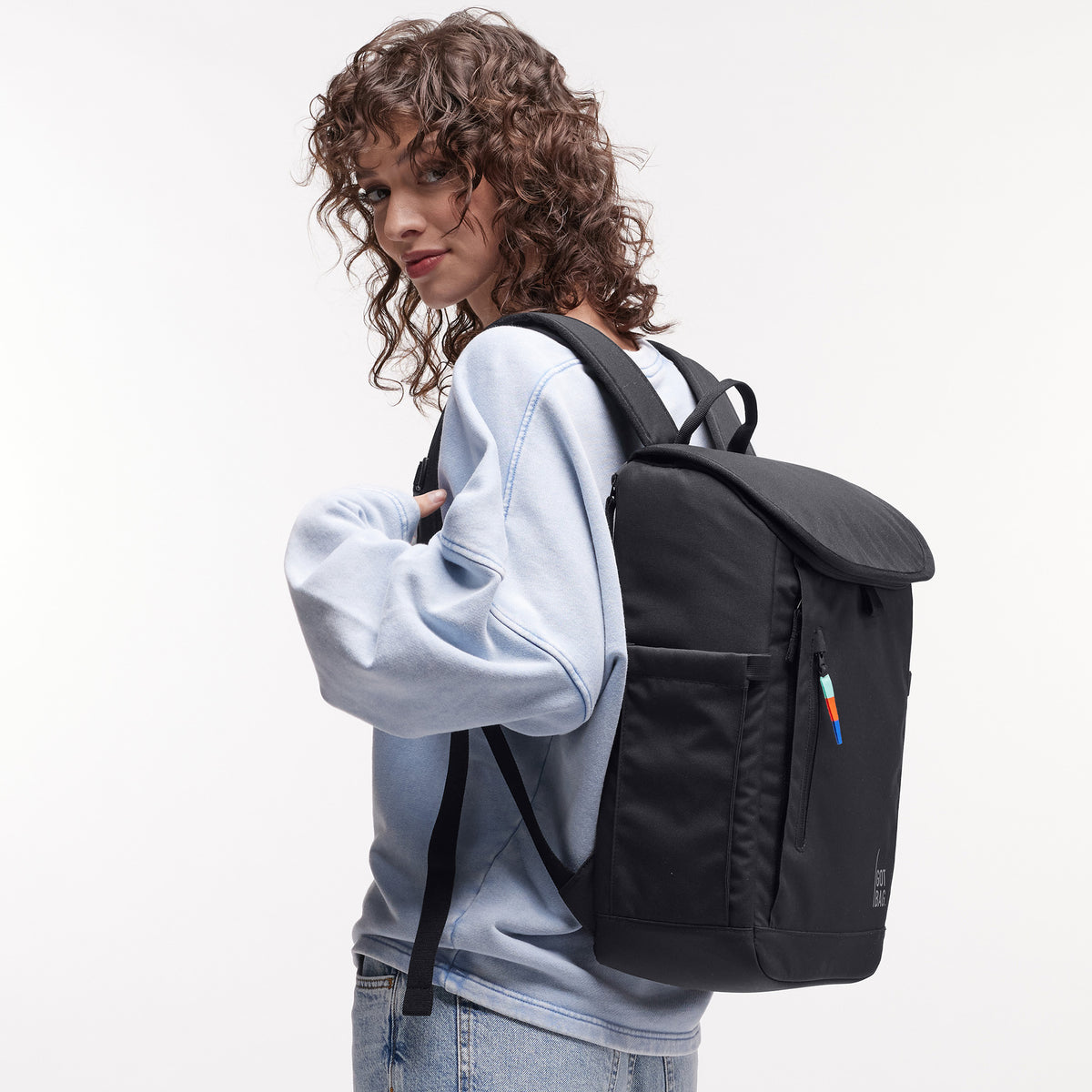 SERENE PACK Rucksack in black (Schwarz) von einer Frau als Rucksack auf dem Rücken getragen.