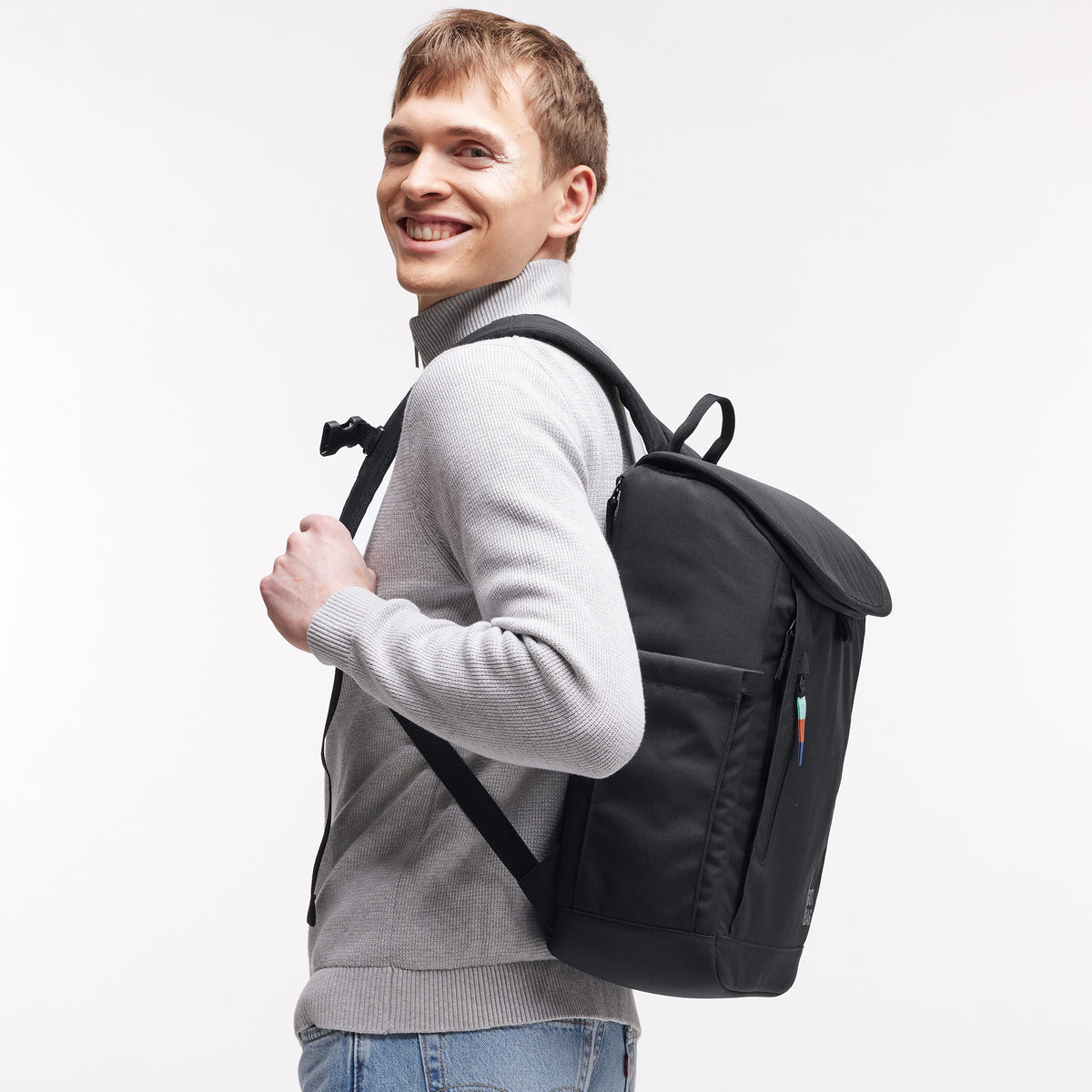 SERENE PACK Rucksack in black (Schwarz) von einem Mann als Rucksack auf dem Rücken getragen.