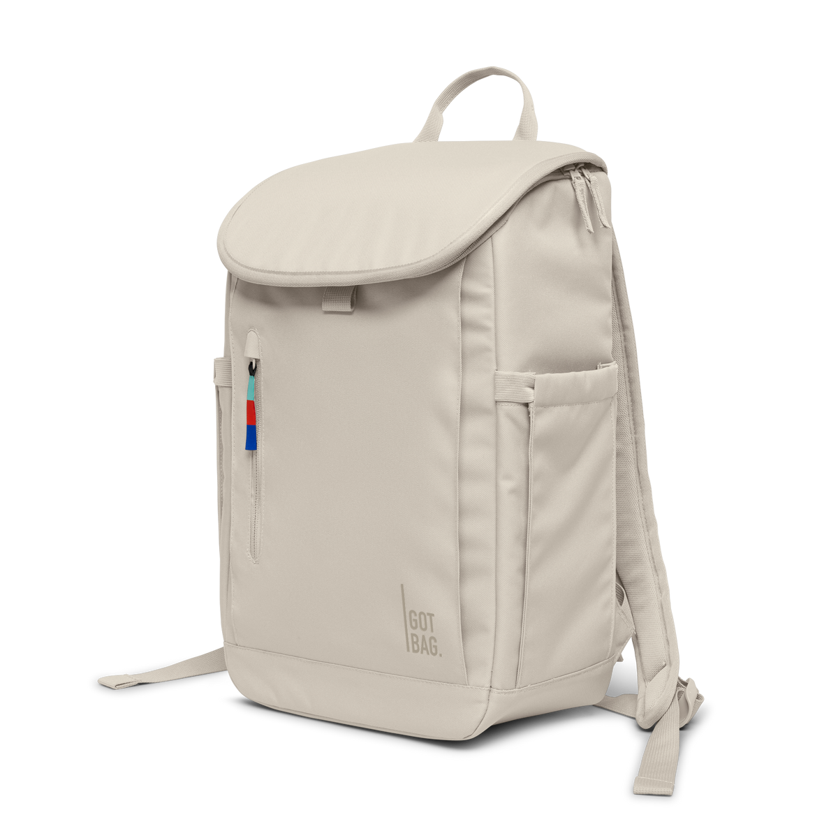 SERENE PACK Rucksack in soft shell (warmes Cremeweiß) in diagonaler Ansicht.