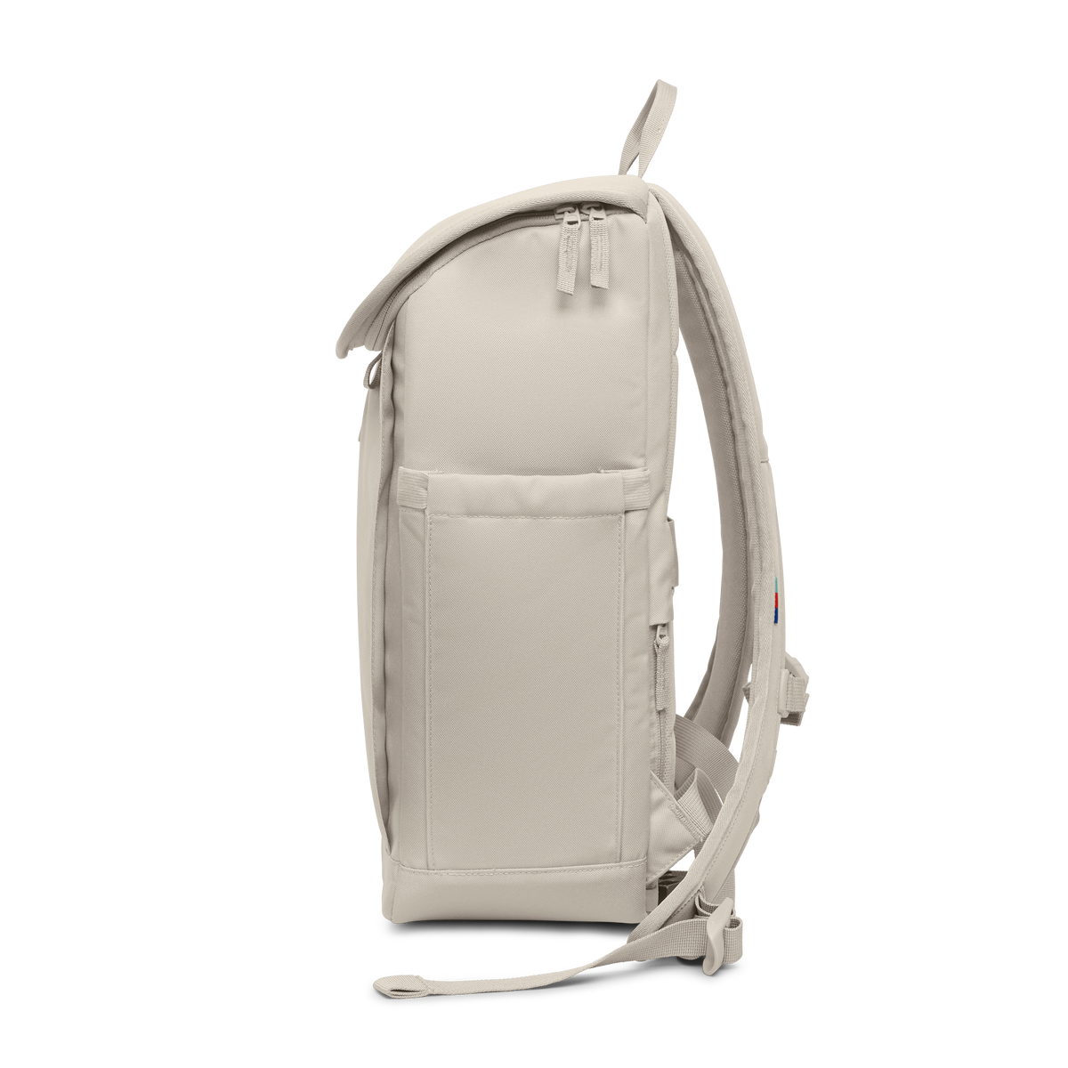 SERENE PACK Rucksack in soft shell (warmes Cremeweiß) in Seitenansicht.