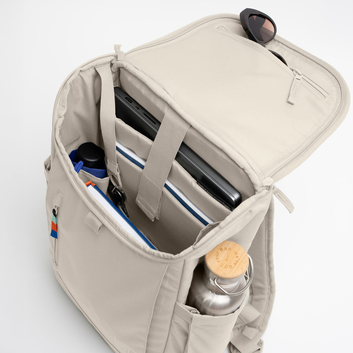 SERENE PACK Rucksack in soft shell (warmes Cremeweiß), Detailaufnahme des geöffneten Innenraums.