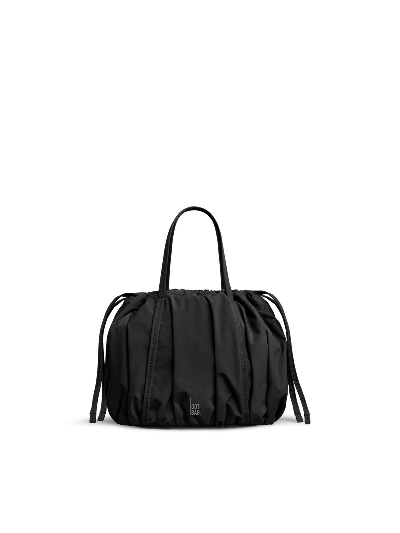 SHELLY BUCKET BAG Tasche in black (Schwarz) als Studioaufnahme in Frontansicht.