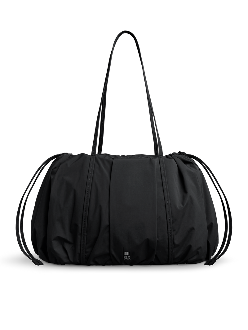 SHELLY TOTE BAG bolso in black (Negro) como toma de estudio, vista frontal.
