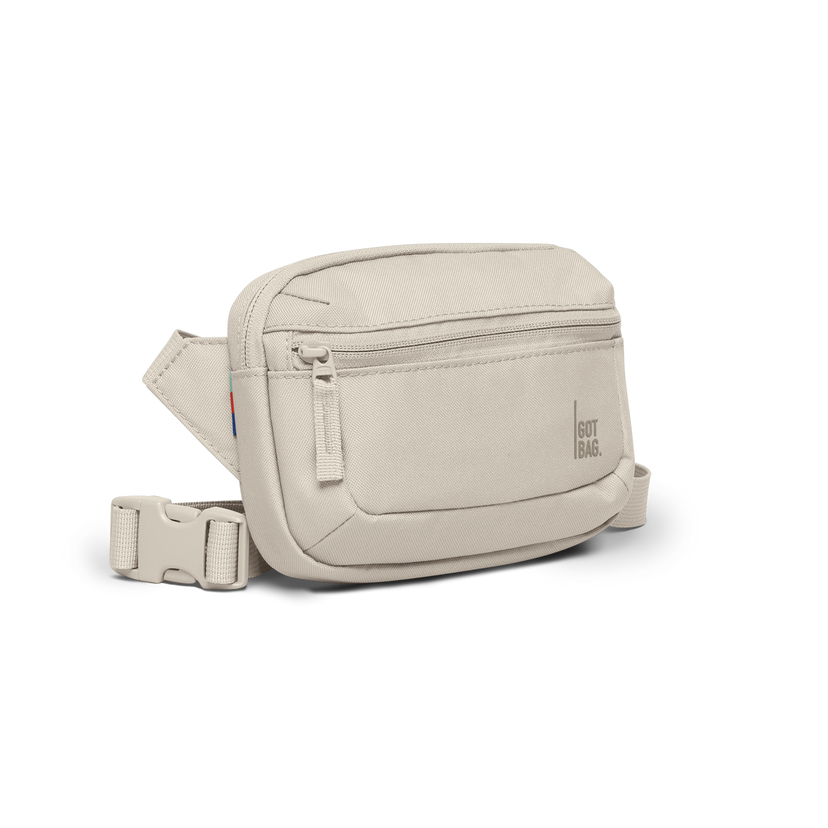 SLING BAG SMALL Tasche in soft shell (warmes Cremeweiß) als Studioaufnahme in diagonaler Ansicht.