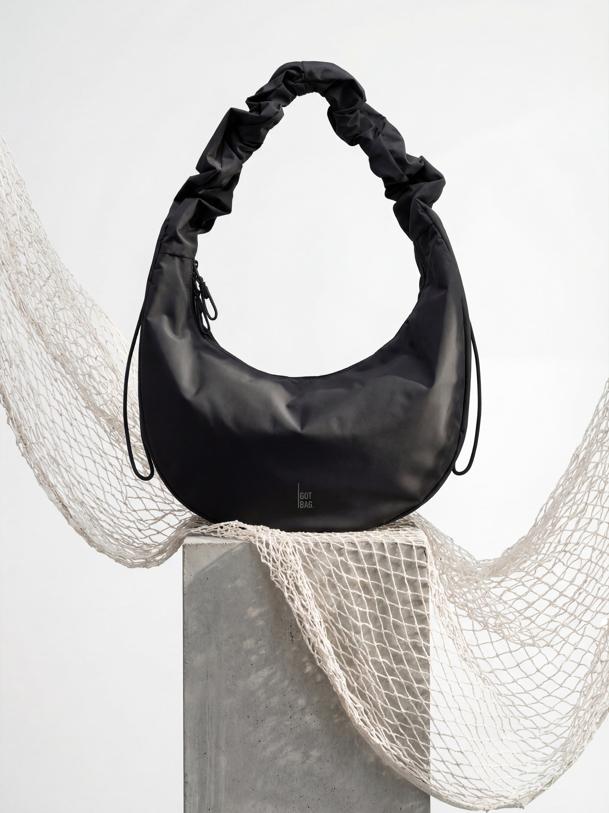 MOON BAG RUFFLE borsa in black (nero) come scatto in studio con vista frontale.