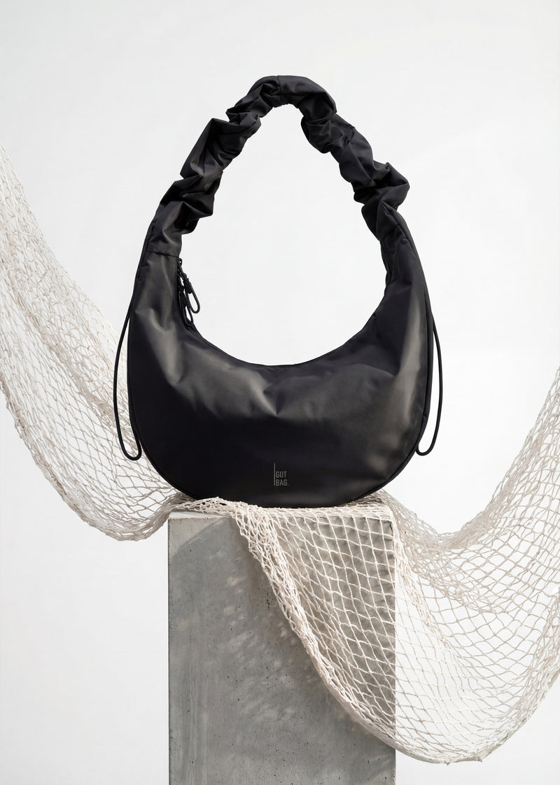 MOON BAG RUFFLE taška v black (Černý) jako studiová fotografie z předního pohledu.