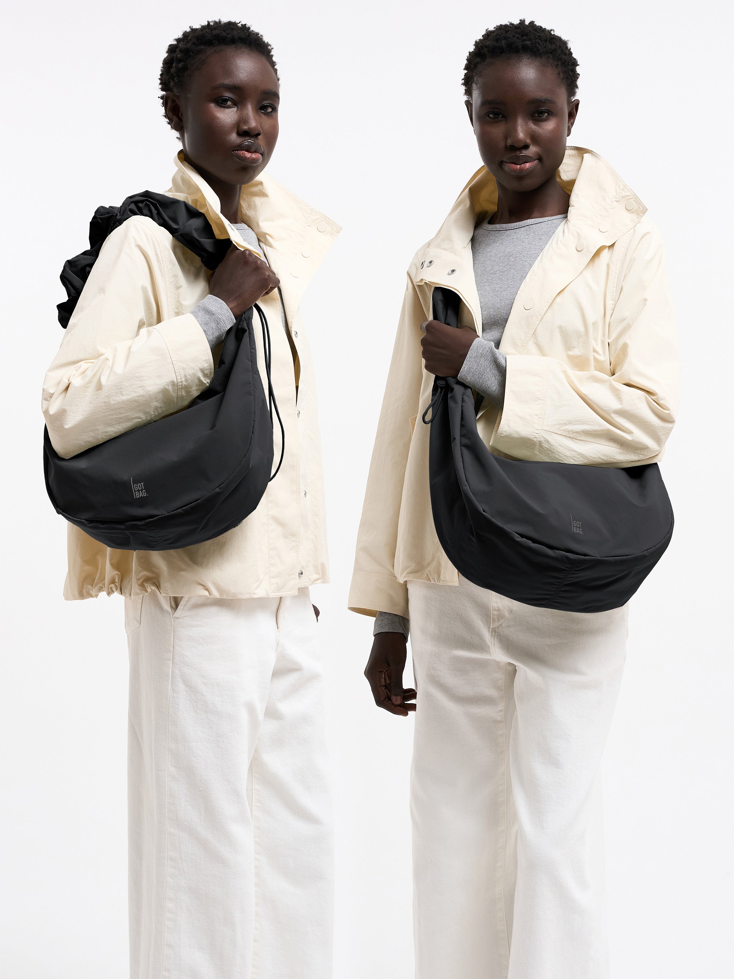 MOON BAG RUFFLE borsa in black (nero) portata al braccio da una donna.
