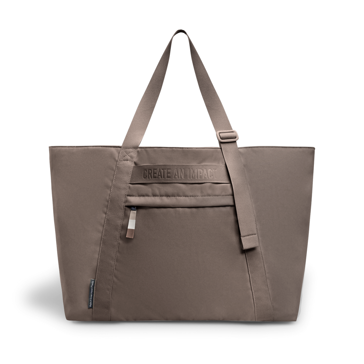 TOTE BAG LARGE Tasche in oyster (klassisches Taupe-Braun) mit Etikett Made of Ocean Impact Plastic in Rückansicht.
