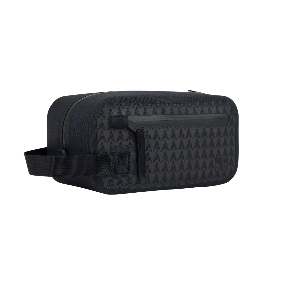 TRAVEL KIT ON THE ROAM Tasche in black (Schwarz) als Studioaufnahme in diagonaler Ansicht.
