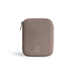 WALLET accessoire en oyster (marron taupe classique) en prise de vue studio de face.