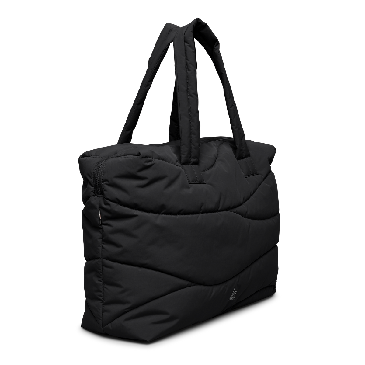 WAVY PUFFER EVERYDAY BAG Tasche in black (Schwarz) als Studioaufnahme in diagonaler Ansicht.
