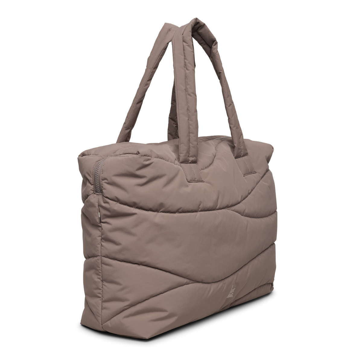 WAVY PUFFER EVERYDAY BAG Tasche in oyster (klassisches Taupe-Braun) in diagonaler Ansicht.