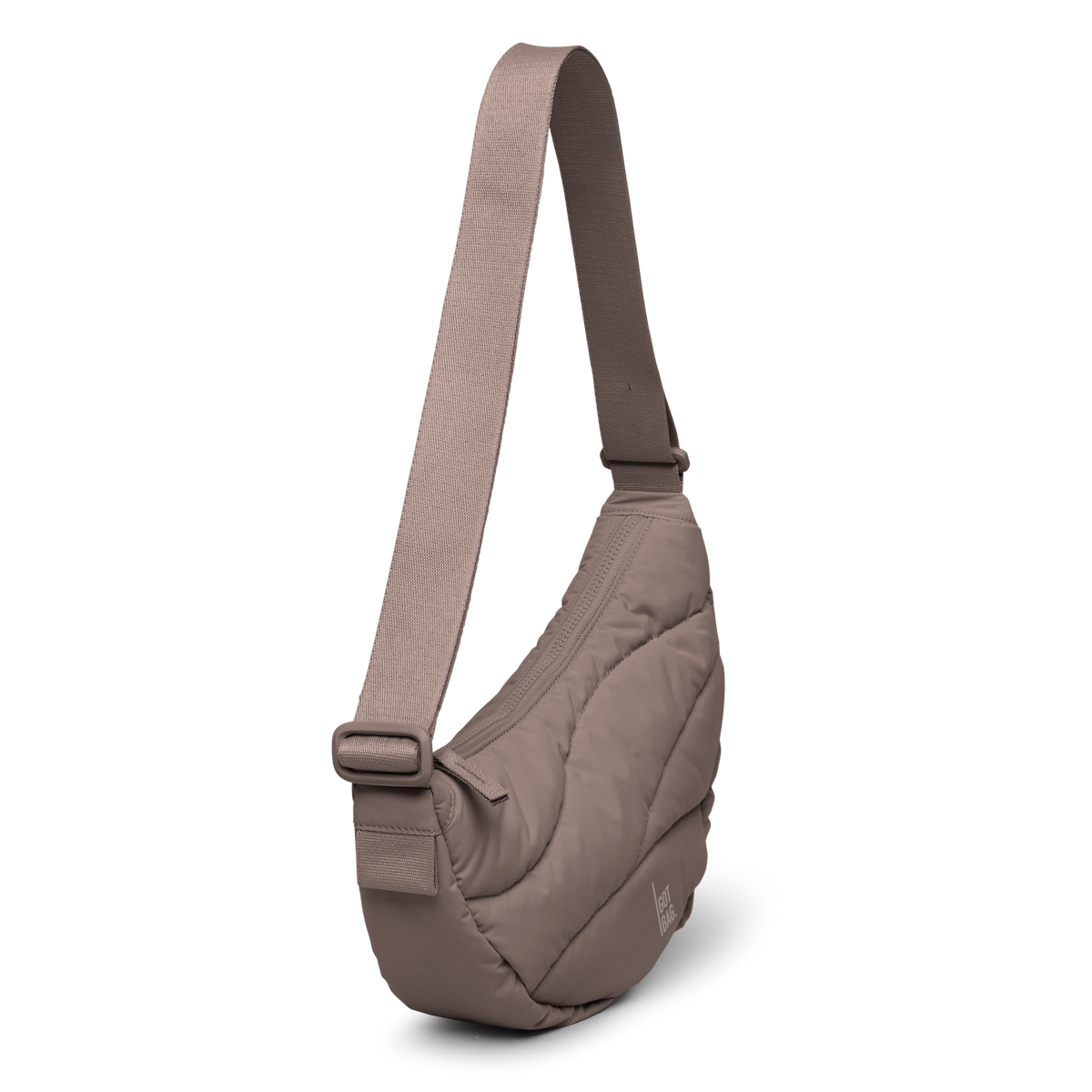 WAVY PUFFER MOON BAG Tasche in oyster (klassisches Taupe-Braun) als Studioaufnahme in diagonaler Ansicht.