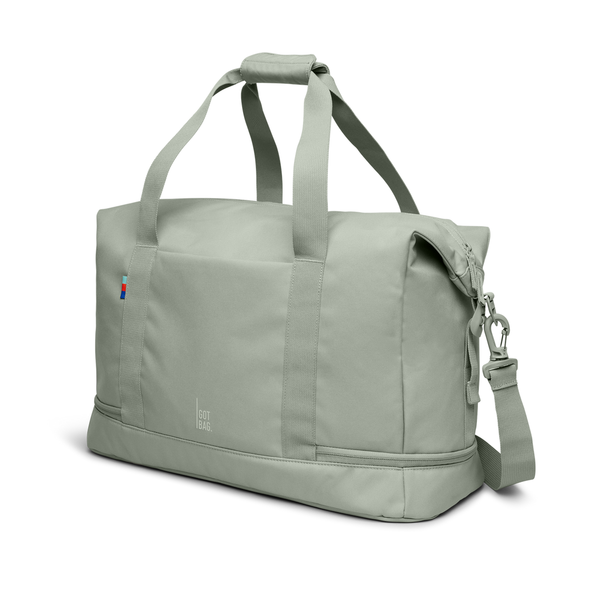 WEEKEND BAG Tasche in bass (Salbeigrün) in diagonaler Ansicht.