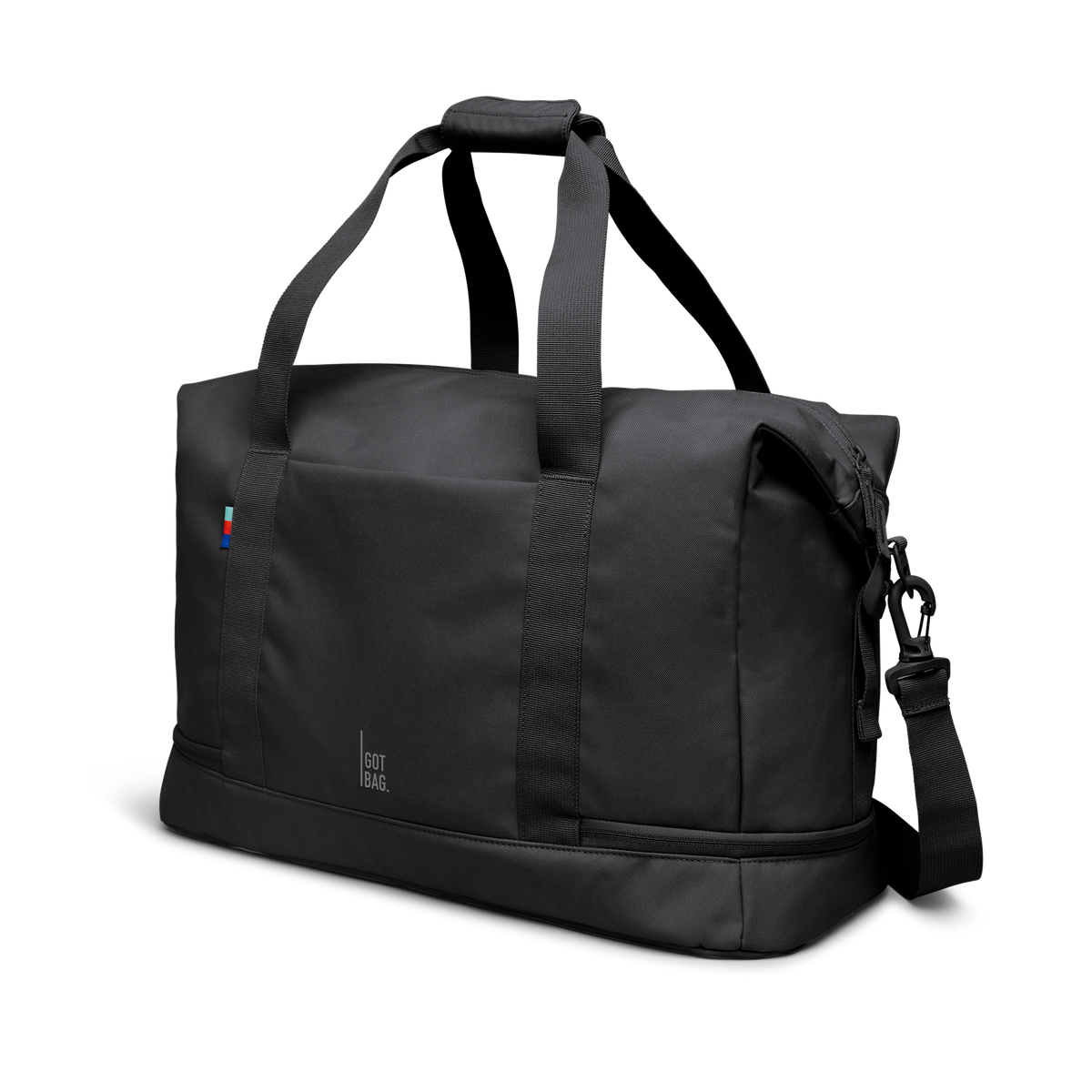 WEEKEND BAG Tasche in black (Schwarz) in Schrägansicht.