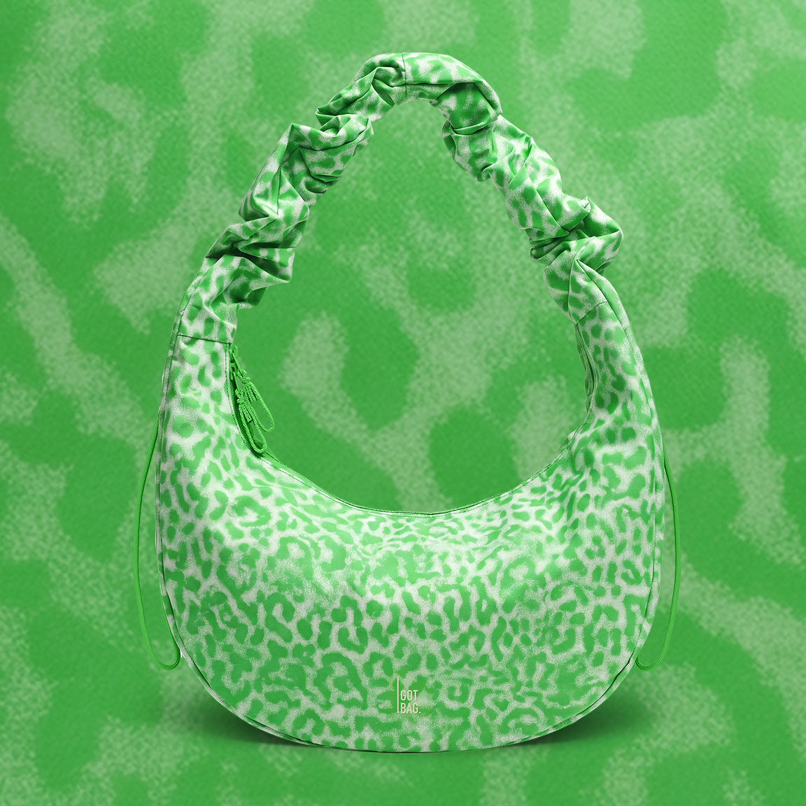 Tas in shark (Donkergrijs) met gerimpelde handgreep en luipaardprint in vooraanzicht.