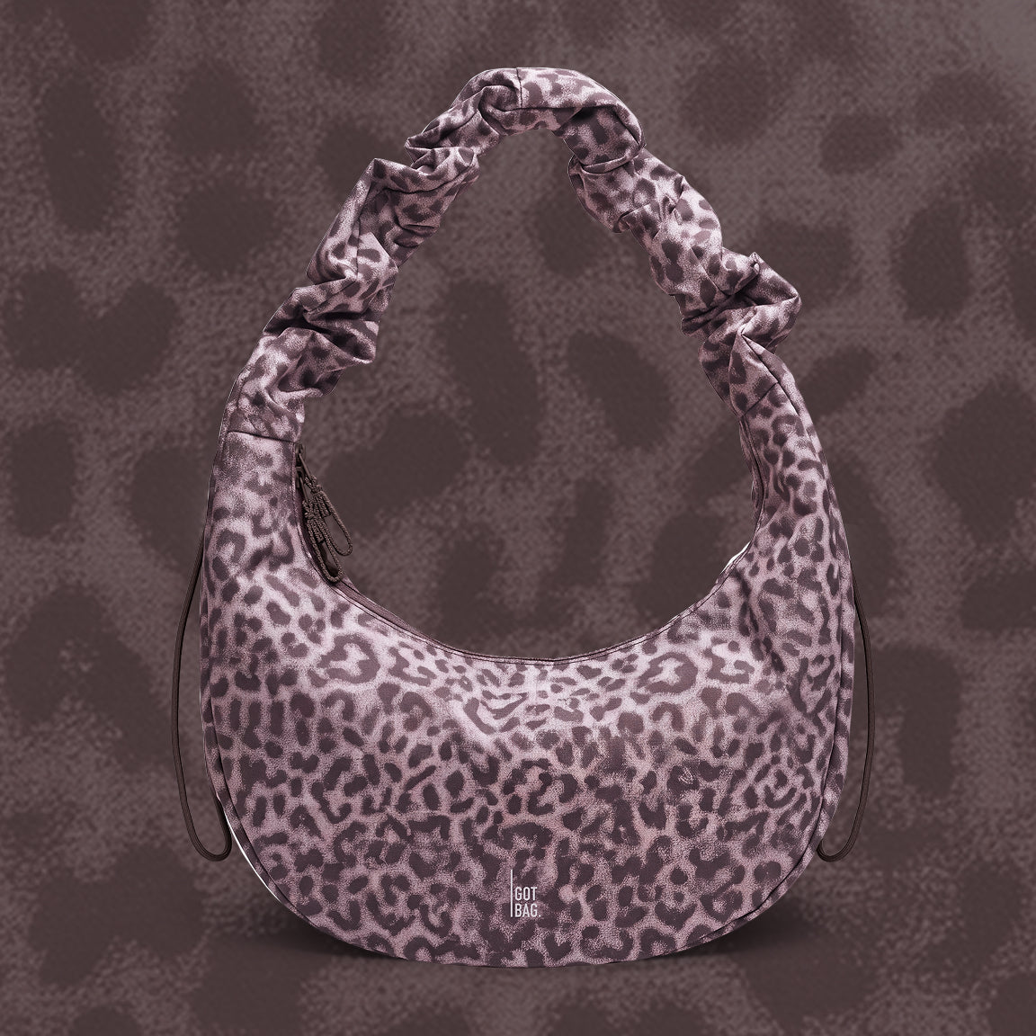 Tas met luipaardprint en geplooide handgreep als studio-opname in vooraanzicht.