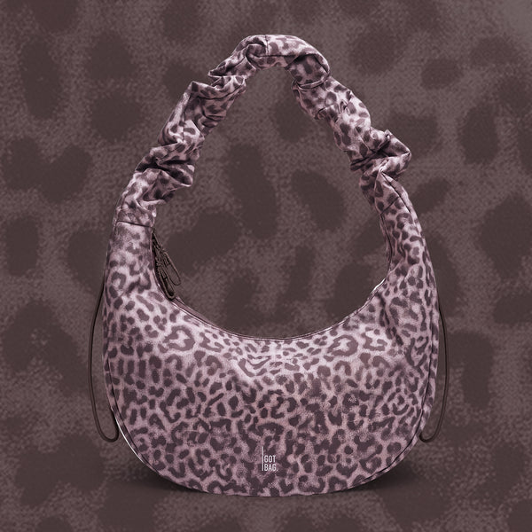 Tas met luipaardprint en geplooide handgreep als studio-opname in vooraanzicht.