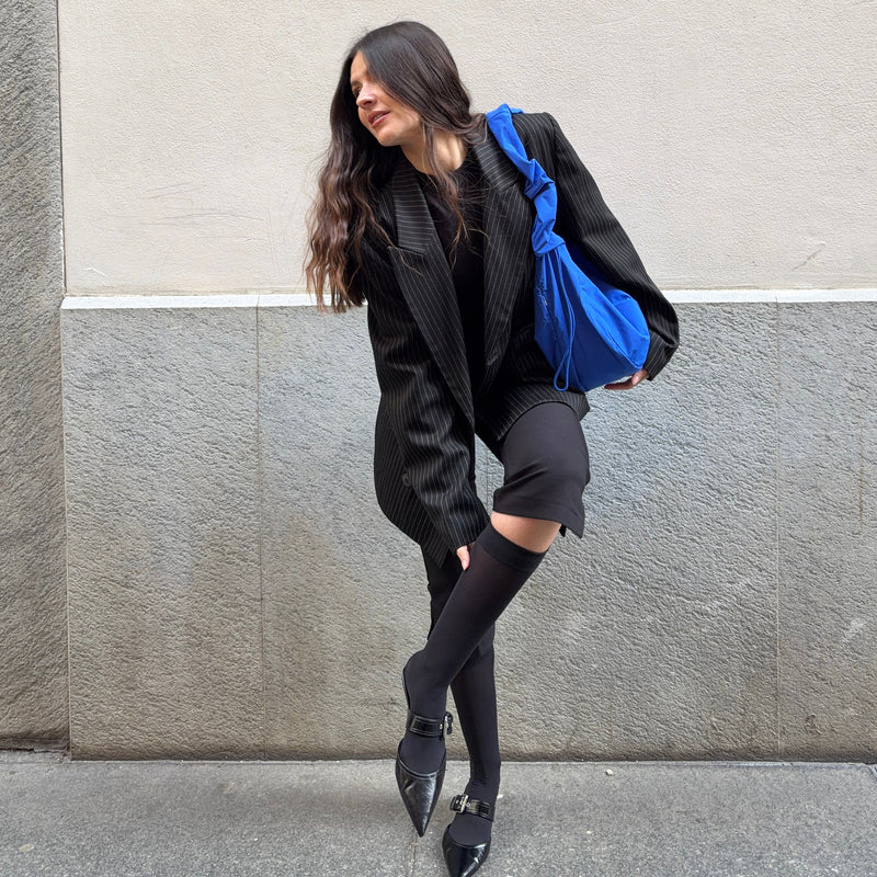 MOON BAG RUFFLE tas in cobalt (Helder kobaltblauw) door een vrouw over de schouder gedragen.