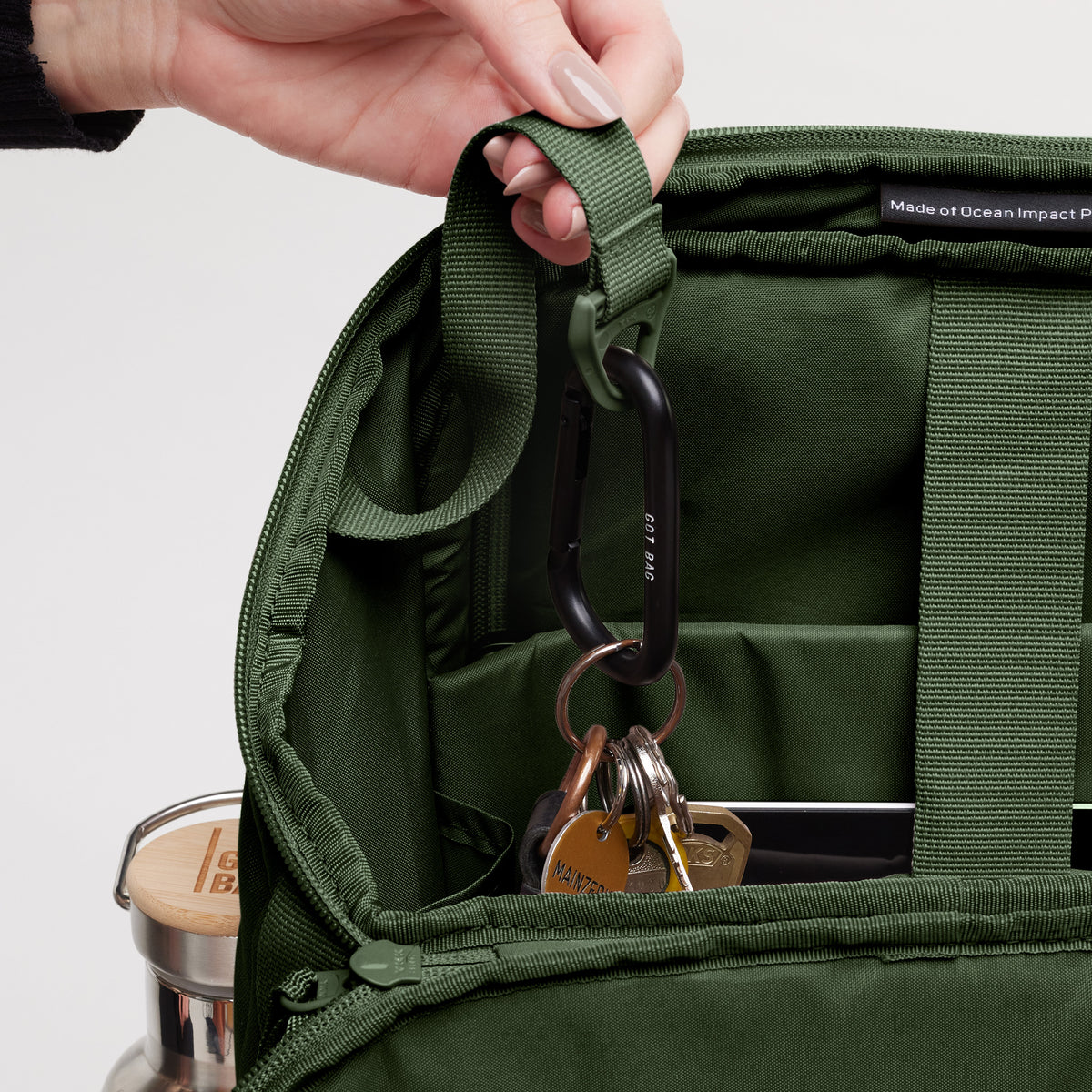 Accessoires: Schlüsselanhänger mit Schlüsseln, von einer Frau in einer Tasche gehalten. Detailansicht des Innenraums.