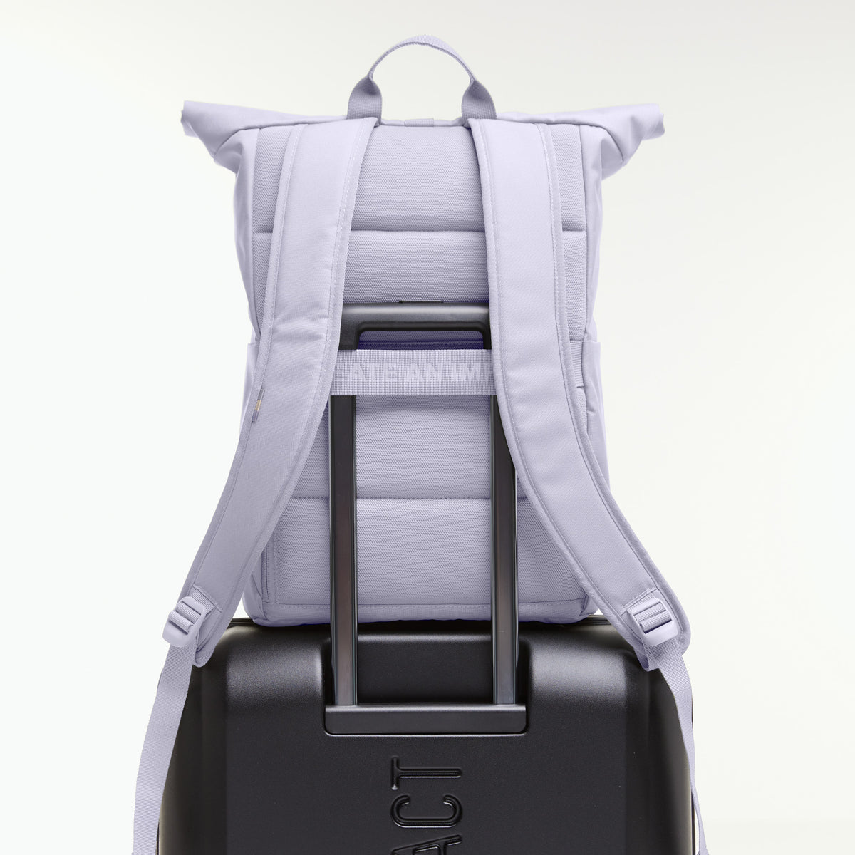Accessoires: Rucksack mit gepolstertem Rücken und Schultergurten, auf Koffergriff platziert, Detailansicht.