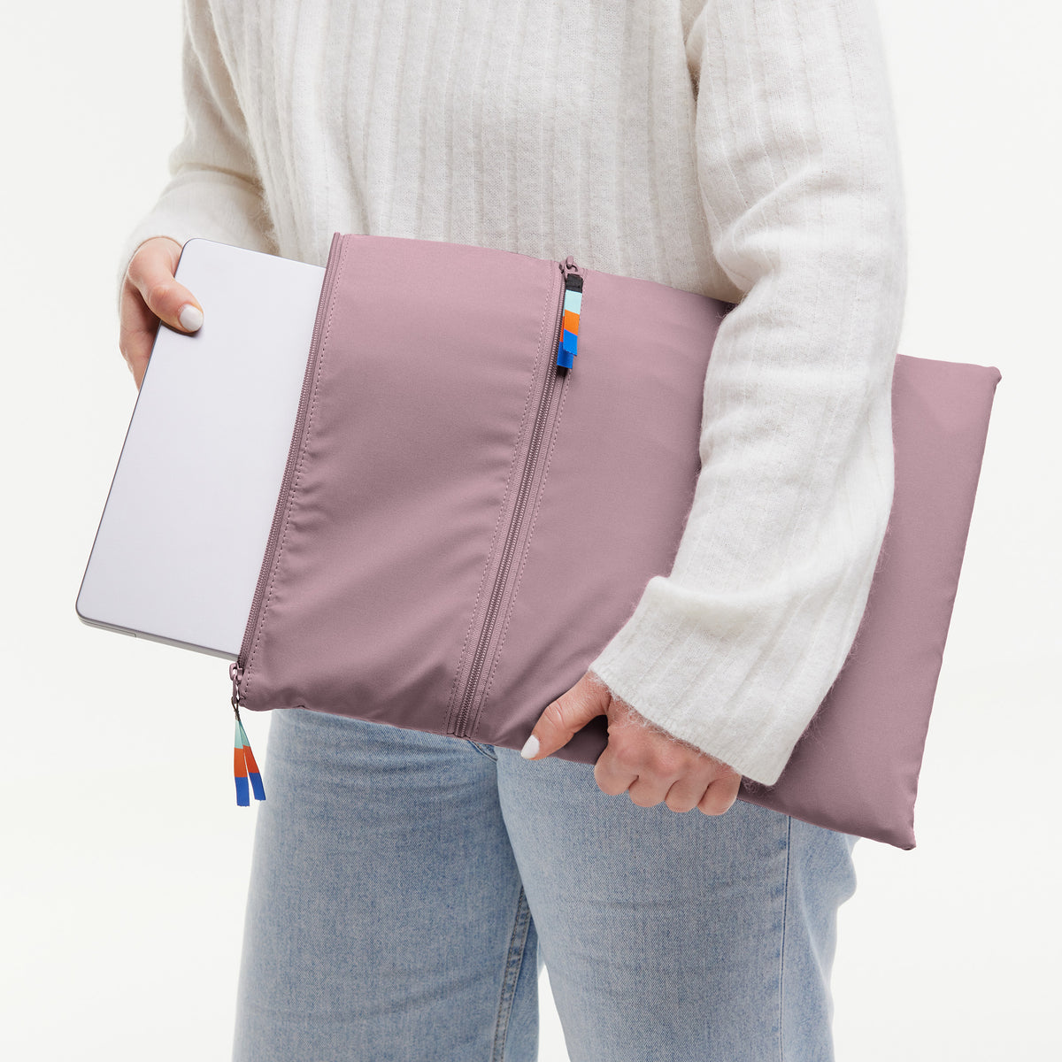 Laptop Sleeve Accessoires von einer Frau in der Hand gehalten.