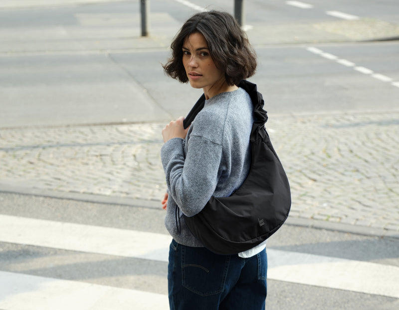 files/marcoklahold_MOON_BAG_RUFFLE_black_Online_bis260827_1_DESKTOP.jpg