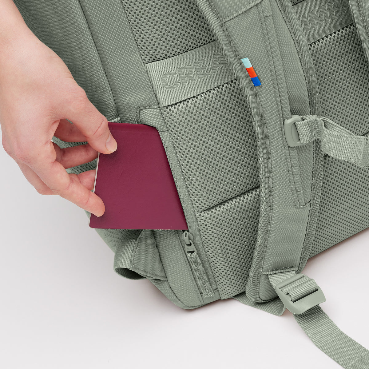 Rucksack: Passport wird von einer Frau in eine Geheimtasche gesteckt.