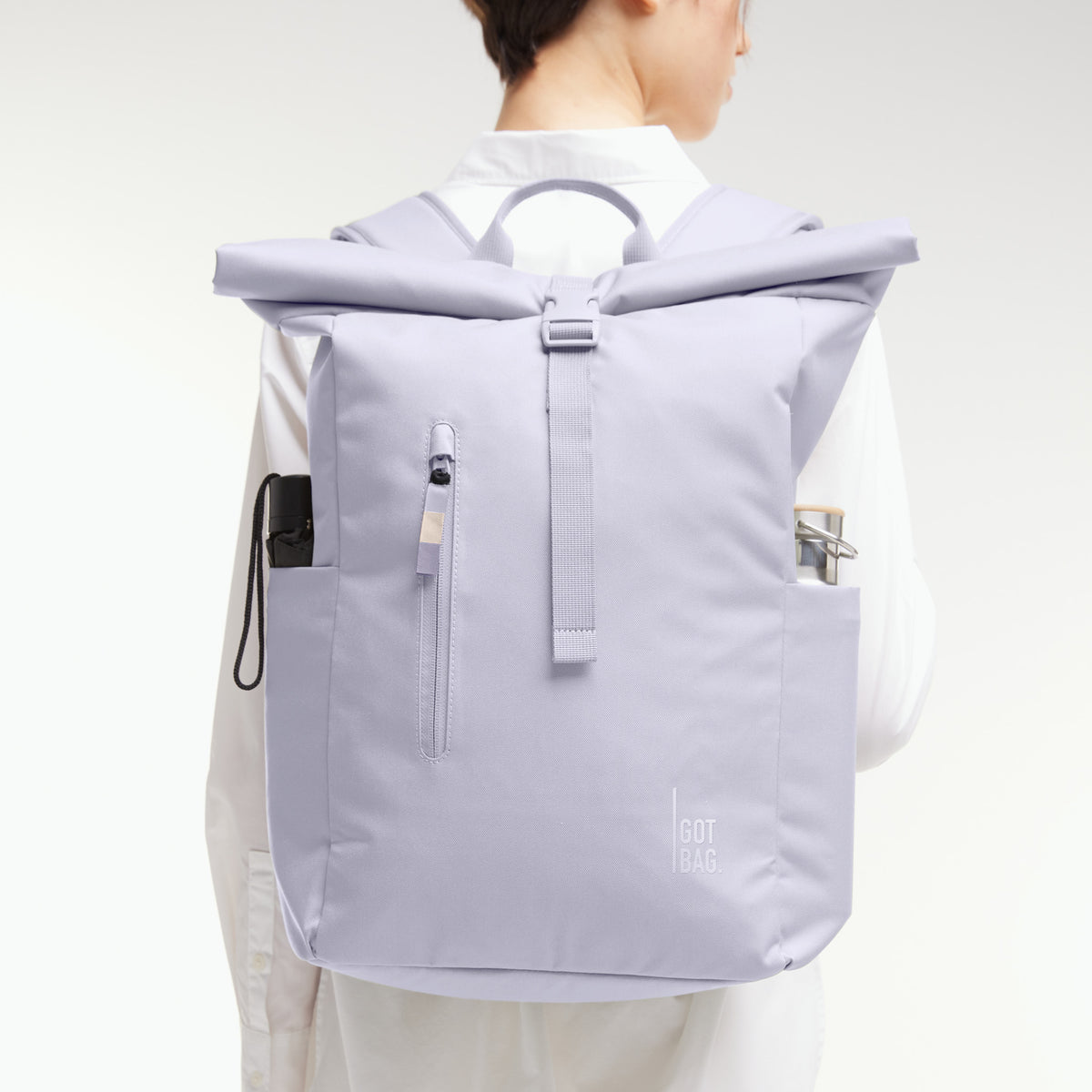Rucksack von einer Frau auf dem Rücken getragen, mit Seitentaschen.