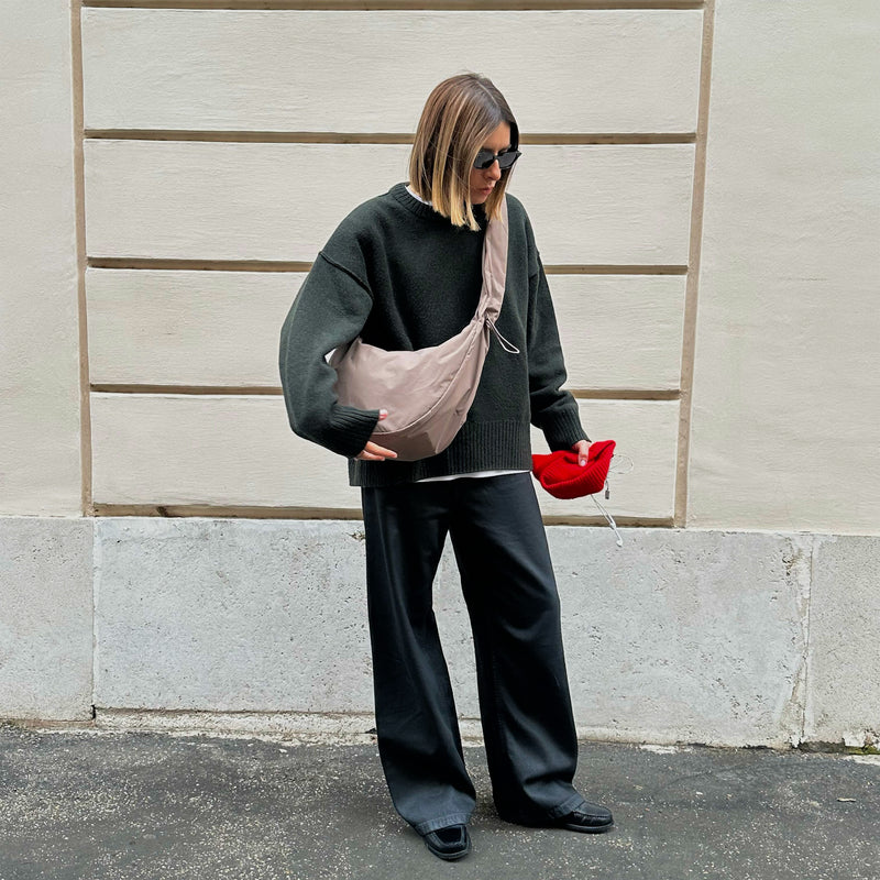 MOON BAG RUFFLE borsa in oyster (tortora) indossata a tracolla da una donna.