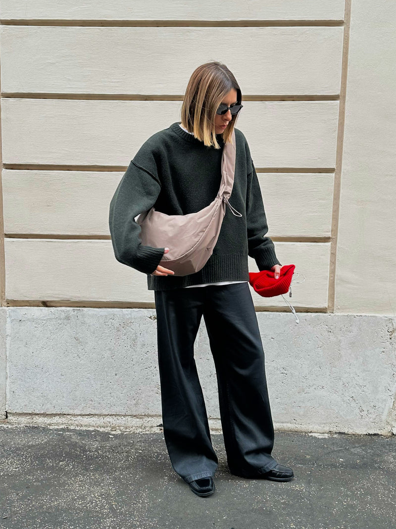 MOON BAG RUFFLE tas in oyster (Klassiek taupe-bruin) crossbody gedragen door een vrouw.