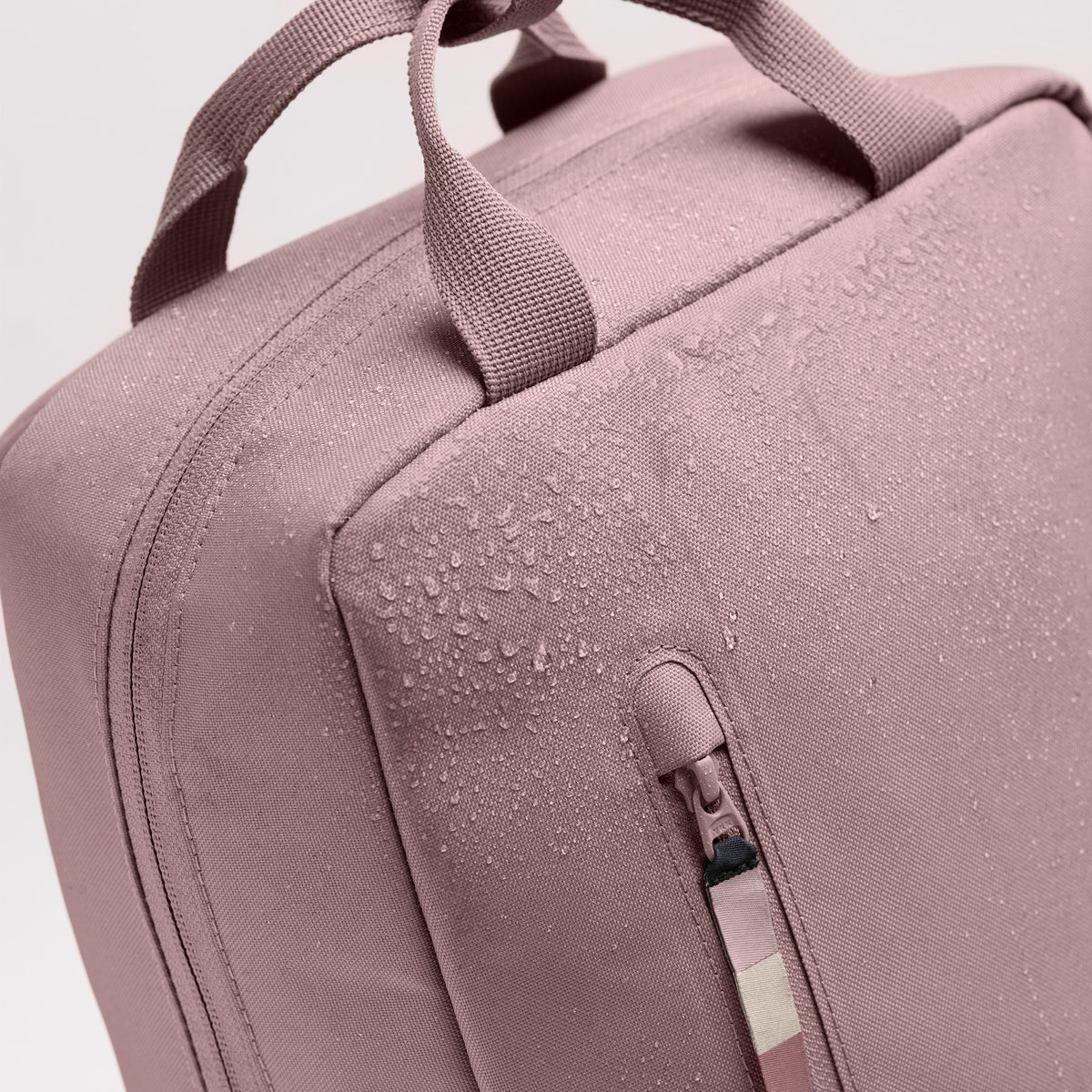 Detailaufnahme eines wasserabweisenden Rucksacks mit Tropfen.